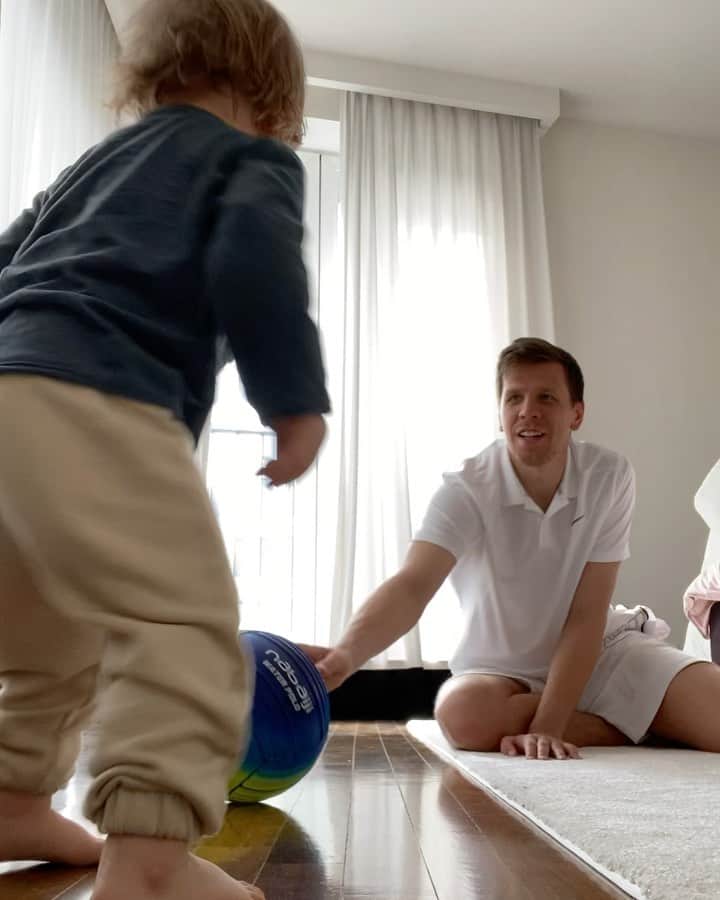 ヴォイチェフ・シュチェスニーのインスタグラム：「Training at home can be really fun 🔝」