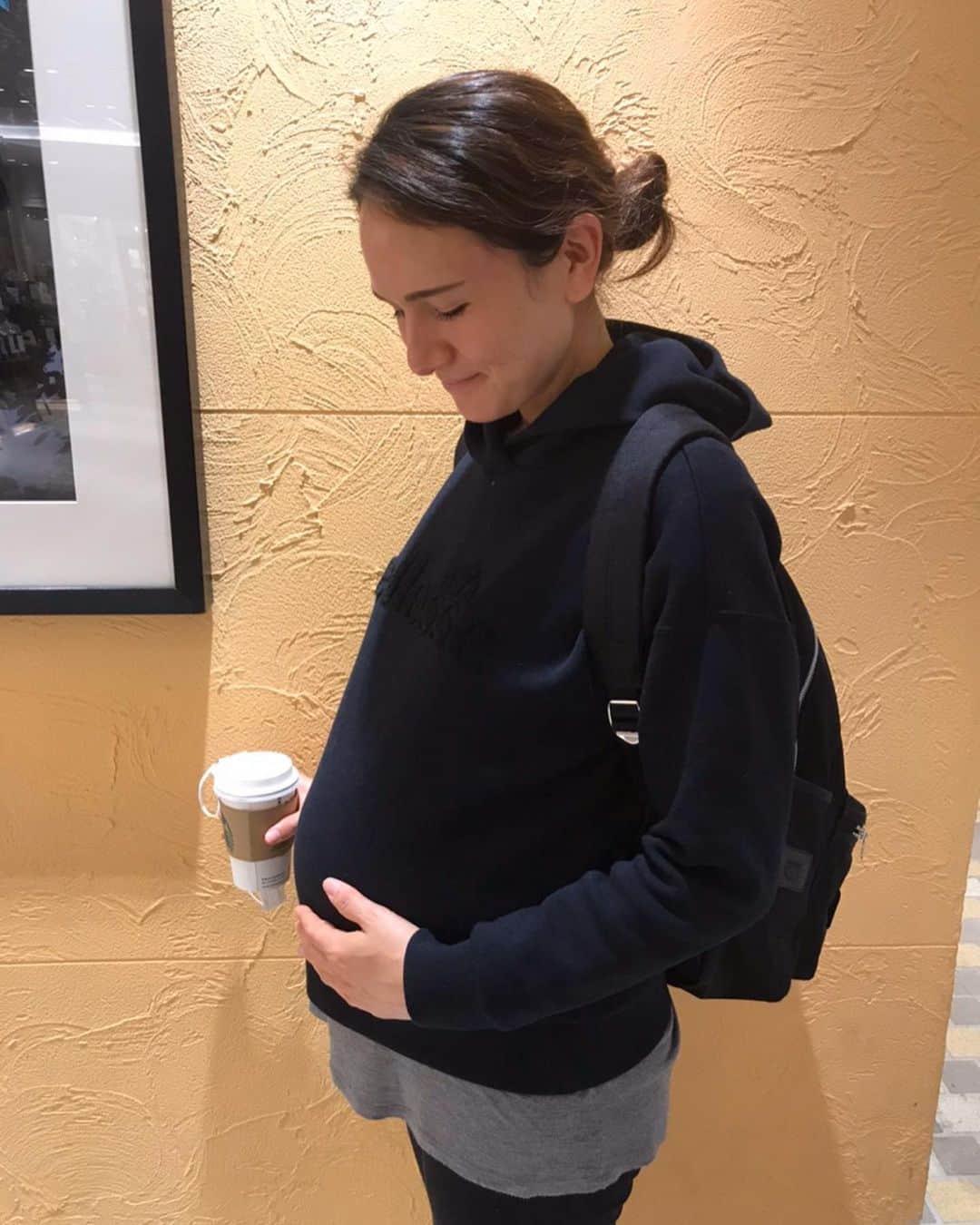 瀬間友里加のインスタグラム：「マタニティライフの記録🤰(写真1枚目9ヶ月→妊娠初期〜後期の順番✨) 妊娠8ヶ月の頃から基本的におうちにいる毎日で散歩はしていましたが週に1〜2回マタニティヨガに行っていました。ヨガは割とハード！！初日はこんなに動いていいんだとビックリでした！レッスン中に陣痛の時の過ごし方や呼吸方、股関節周りの柔軟などを教わったおかげで比較的早い出産ができました✨(もちろん陣痛の痛みは想像以上でしたが😱) バースプランの書き方なども教わり、して欲しいこと、して欲しくないことも記入でき出産して2週間たちましたが自分の身体がだいぶ戻ってきています✨ヨガに通うことで体幹の維持や柔軟性を高められたこと何より身体を動かすことが気持ちよく本当に行って良かったなぁと思っています💕紹介してくれた @tajiyosh ちゃんありがとう❤️ ただ現在妊娠中の方は以前よりもっと外出することができなくなり不安だろうなと思います😢おうちでできることをして出産に備えて頑張ってください😭✨ 夏〜秋はつわりが酷くて何か食べてないと気持ち悪かったり初めて気を失ったりと大変なこともありましたが、安定期に入ってからは体調も落ち着きどんどん大きくなる胎動を感じられることが嬉しかったです✨ 夏からはテニスのお仕事が出来ず、キャンセルさせていただくこともあり、ご迷惑をおかけしました🙏 妊娠して思うことは母の偉大さ🤱世の中のお母さんてすごい✨妊娠中から旦那さんや両親にはたくさんサポートしてもらい、妹は安産お守り3つくれました❤️今はわからないことだらけの新米ママですが息子くんが日々成長していることを見ることができ幸せです。不安が続く毎日ですが早くこの不安が終息することを願っています🙏#9months #pregnant #妊娠9ヶ月 #妊娠記録 #妊娠中 #妊娠生活 #マタニティフォト #マタニティーライフ #マタニティ記録」