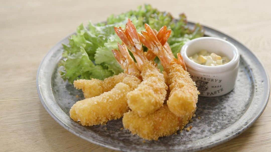 水嶋ヒロのインスタグラム：「Hiro-Meshi ☺︎ #21 How To Cook “DEEP FRIED PRAWN” Japanese Home-Style Cooking. #NewEpisode #21 #Uploaded #新エピソード #更新 #youtubechannel #hiromizushima #hiromeshi #ヒロメシ #水嶋ヒロ #エビフライ #タルタルソース #deepfriedprawn #tartarsauce #japanesehomestylecooking #家庭料理 #初心者 #beginner #BANZAIJAPAN #music #stayhome #cooking」