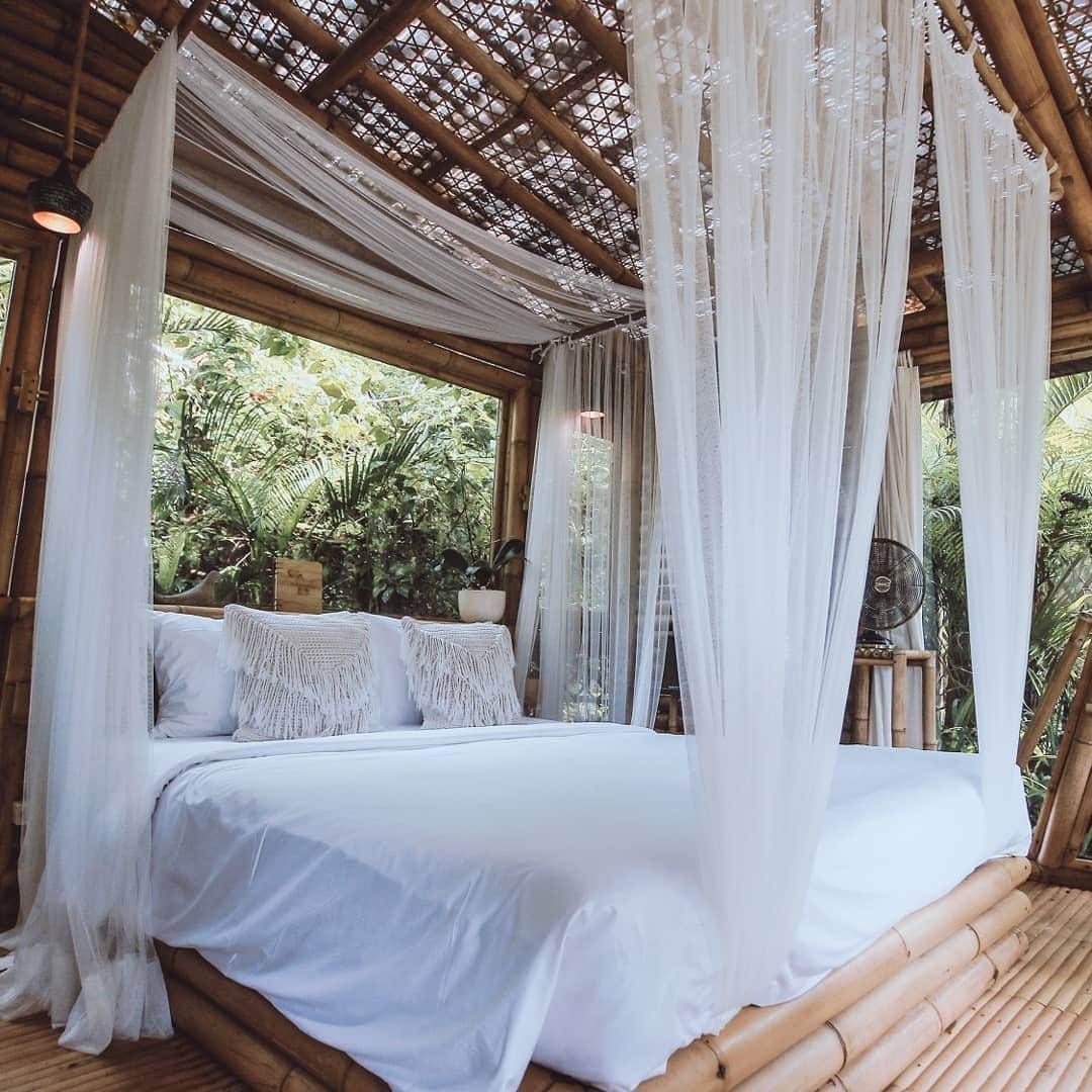 Crazy Roomsさんのインスタグラム写真 - (Crazy RoomsInstagram)「Bali really knows how to do bamboo rooms 😍 🛌 @hideoutbali . featuring @valentinoluis.indonesia #crazyroomss #bali」4月10日 8時21分 - crazyroomss