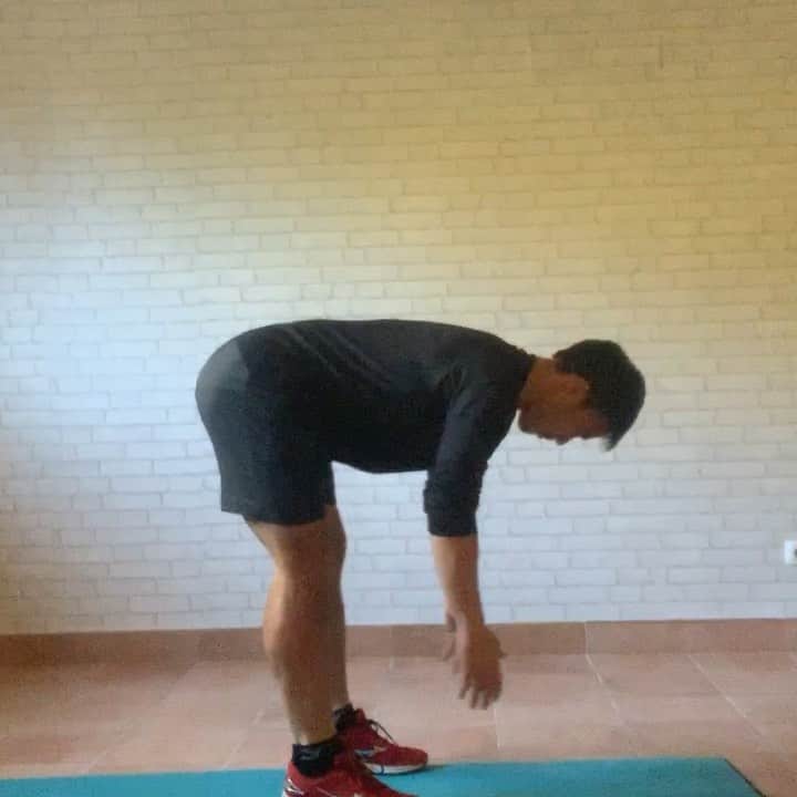岡崎慎司のインスタグラム：「Training video day 17  実は腕をふるって結構気持ちいいですよ。肩甲骨まわりも動くし、正しい姿勢なら体幹も鍛えられる。 走ることにおいて下半身のトレーニングと同じくらい上半身のトレーニングは重要なので参考にしてください！ 1. 両腕スイング①（両手同時に） 軽く膝を曲げ、上半身は背筋を伸ばしたまま地面と平行になるまで前掲する。その姿勢を保持しながら、肘を伸ばし、手首は力を抜いた状態で、両腕を一緒に前後に大きく強く振る。  2. 両腕スイング②（アシンメトリ） 軽く膝を曲げ、上半身は背筋を伸ばしたまま地面と平行になるまで前掲する。その姿勢を保持しながら、肘を伸ばし、手首は力を抜いた状態で、両腕をアシンメトリに前後に大きく強く振る  #杉本メソッド #投稿の時間変更 #スペースのない場所でも体を動かそう」