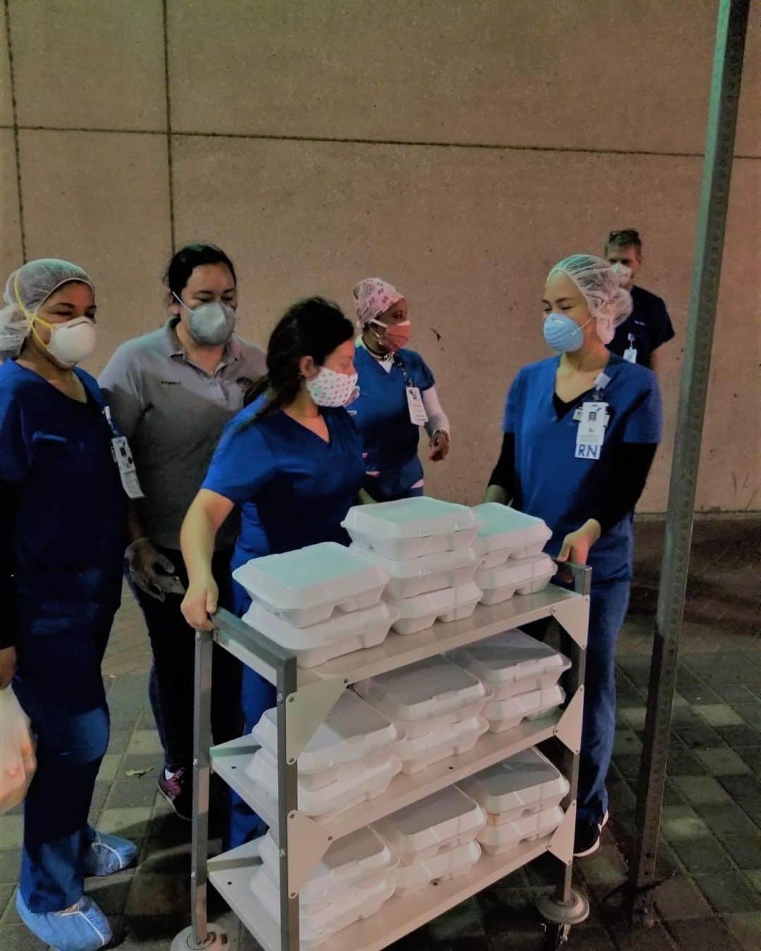 カルロス・コレアのインスタグラム：「We continue to collaborate with @nacchelp to provide 2,500 meals a day for public employees who are at the frontlines of the Coronavirus pandemic, for the elderly, and for homeless population. To join our effort donate at @correafamilyfoundation 🙏🏽」