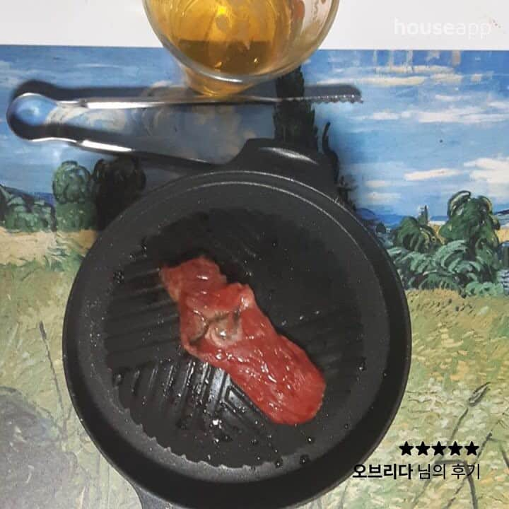 ingerliselilleさんのインスタグラム写真 - (ingerliselilleInstagram)「맛있는 집콕 라이프😋 🔥공동구매🔥미니화로 1인 고기 구이판 . 1인용이지만 둘이 먹기에 딱 좋아요!🥩🔥🥢 . 🛒구매는 사진 속 제품태그 터치 👆🏻 . 🛒@housegram_ 프로필 링크 또는 하우스앱에서 ‘1인 화로’ 검색하셔도 구매가능합니다. . ✔️공구기간 : 4월 10일(금) ~ 16일(목) 까지 ✔️공구가 : 11,000원~💰~27% 할인 . 🥢 화로 세트 (화로+우드받침+연료통) 18,500원 🥩 그릴 팬 (단독) 11,000원 - 스키야키 팬 (단독) 13,000원 - 샤브 냄비 (단독) 19,000원 - 고체연료10개입 (30gx10개) 4,500원 - 고체연료1봉 (30gx35개) 14,000원 . . sns에서 봤던 그 아이! 캠핑용 미니 화로 1인 고기 구이판입니다. . 이제 거추장스럽게 고기 굽지 마세요! 1인, 신혼 식탁에 딱 어울리는 고기화로 구이팬입니다. . 초간단! 테이블에 올려서 불만 붙이고 익히기만 하면 끝! . 작지만 강한 고체연료 화력에, 연기도 적어 집에서 사용하기에 부담없답니다 :) . #화로구이 #맛집 . . ※ 고체연료 1개 점화 시 약 25분 사용가능합니다. (2인 식사시 고체연료 평균 2~3개 사용) . <사이즈> . 미니화로 - 지름12.5cm * 높이8cm 우드받침 - 가로14cm * 세로14cm * 높이1.4cm 그릴팬 - 지름16.5cm(손잡이 포함20cm) * 높이2.5cm 스키야키 팬 - 지름18cm(손잡이 포함21cm) * 높이4cm 샤브냄비 - 지름18cm(손잡이 포함20.5cm) * 높이7cm _」4月10日 8時46分 - houseapp_official