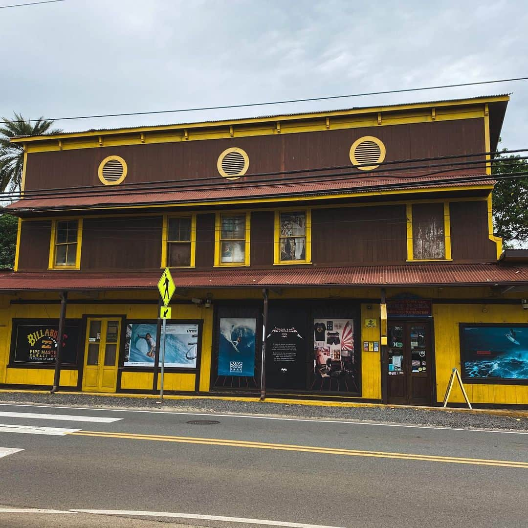 ジョン・ジョン・フローレンスさんのインスタグラム写真 - (ジョン・ジョン・フローレンスInstagram)「It’s really cool to see @wsl get behind the #staylocal movement. There are a lot of people and businesses on the North Shore struggling right now, like many places around the world. I’m making purchases or donations to a few of them, and the WSL will be matching the amount up to $2000. Big thanks for supporting our community, and a lot of others.  ___ @chefhuihi Give and Go Community Meal Program - our donations will directly support local farms, local restaurants, and provide meals for those in need island wide, including meals here on the North Shore in collaboration with @openkitchenoahu . Anyone can donate or purchase meals on their website http://www.chefhui.com/giveandgo ___ @surfnsea_haleiwa and @northshoresurfshop - I’m going to purchase gift cards while the shops are closed. Excited to find a couple of kids in Hawaii to give these to after isolation passes and the shops are back open! These shops employ a lot of local people and have been staples in our community.」4月10日 8時47分 - john_john_florence