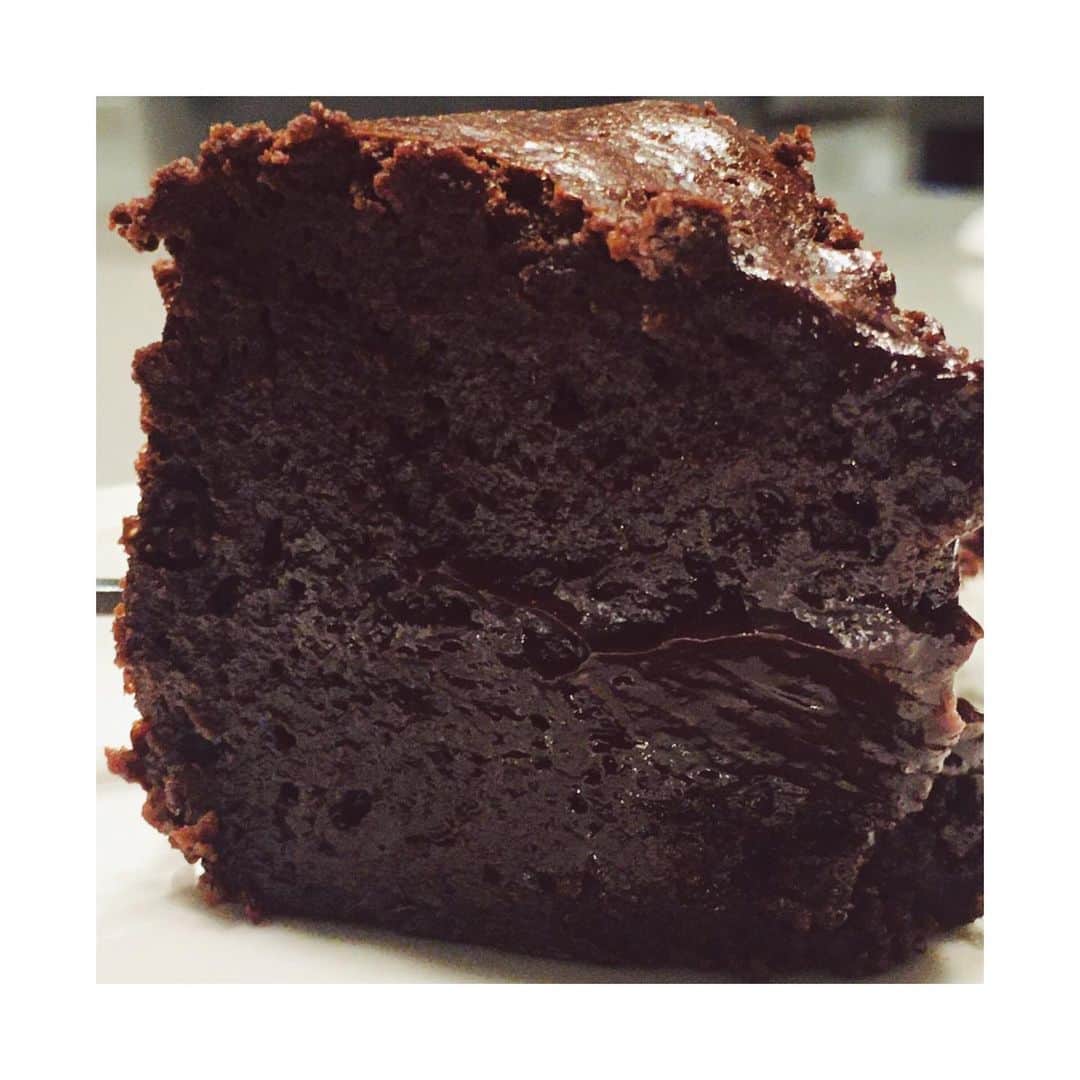 納富有沙さんのインスタグラム写真 - (納富有沙Instagram)「. Rich and creamy chocolate cake😋❤️ Can't stop baking cakes and bread at home😂 Love it! . . . とっても濃厚なガトーショコラ🥺🍴 美味しくできました💓 . . . #baking #bakinglove #cooking #chocolatecake #rich #creamy  #stayhome #stayathome  #japan #usa #actress  #お菓子作り #手作りお菓子 #手作りケーキ #チョコレート #ガトーショコラ  #おうち時間  #とみーずキッチン」4月10日 8時51分 - arisa_noutomi
