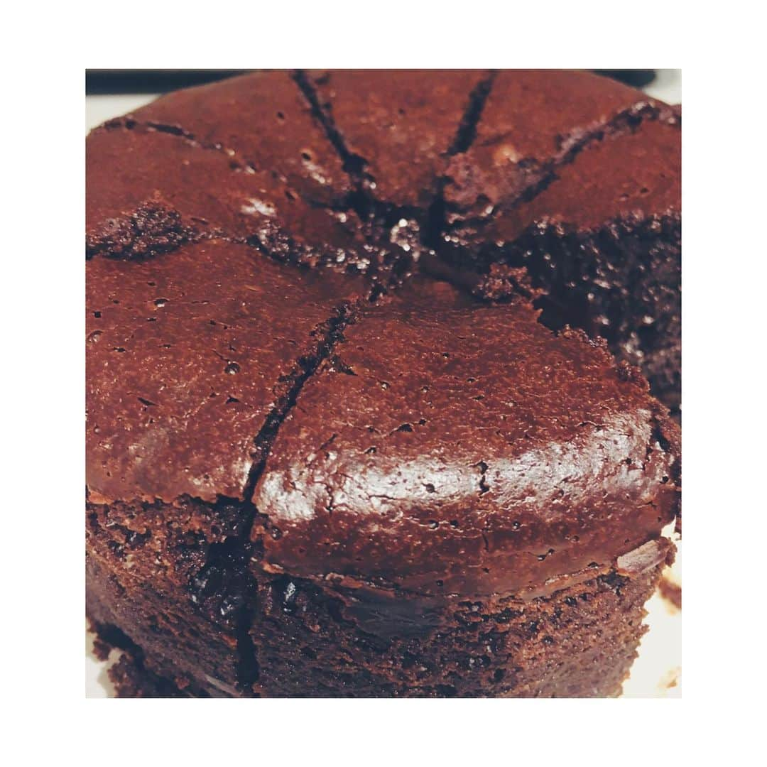 納富有沙さんのインスタグラム写真 - (納富有沙Instagram)「. Rich and creamy chocolate cake😋❤️ Can't stop baking cakes and bread at home😂 Love it! . . . とっても濃厚なガトーショコラ🥺🍴 美味しくできました💓 . . . #baking #bakinglove #cooking #chocolatecake #rich #creamy  #stayhome #stayathome  #japan #usa #actress  #お菓子作り #手作りお菓子 #手作りケーキ #チョコレート #ガトーショコラ  #おうち時間  #とみーずキッチン」4月10日 8時51分 - arisa_noutomi