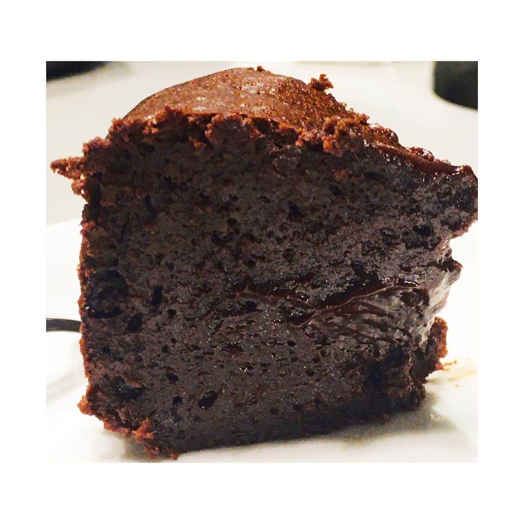 納富有沙のインスタグラム：「. Rich and creamy chocolate cake😋❤️ Can't stop baking cakes and bread at home😂 Love it! . . . とっても濃厚なガトーショコラ🥺🍴 美味しくできました💓 . . . #baking #bakinglove #cooking #chocolatecake #rich #creamy  #stayhome #stayathome  #japan #usa #actress  #お菓子作り #手作りお菓子 #手作りケーキ #チョコレート #ガトーショコラ  #おうち時間  #とみーずキッチン」