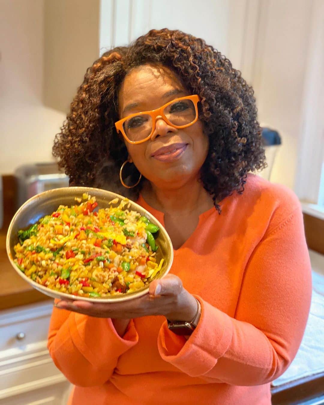 オプラ・ウィンフリーのインスタグラム：「Here’s tonight’s dinner y’all! @jamieoliver helped me make this Singapore-style fried rice and everybody in my house actually liked it! There wasn’t a piece of rice left in the bowl. Watch my IG Live to see us make it and tap the link in my bio for the full recipe. It was delicious 👩🏾‍🍳👨🏻‍🍳」