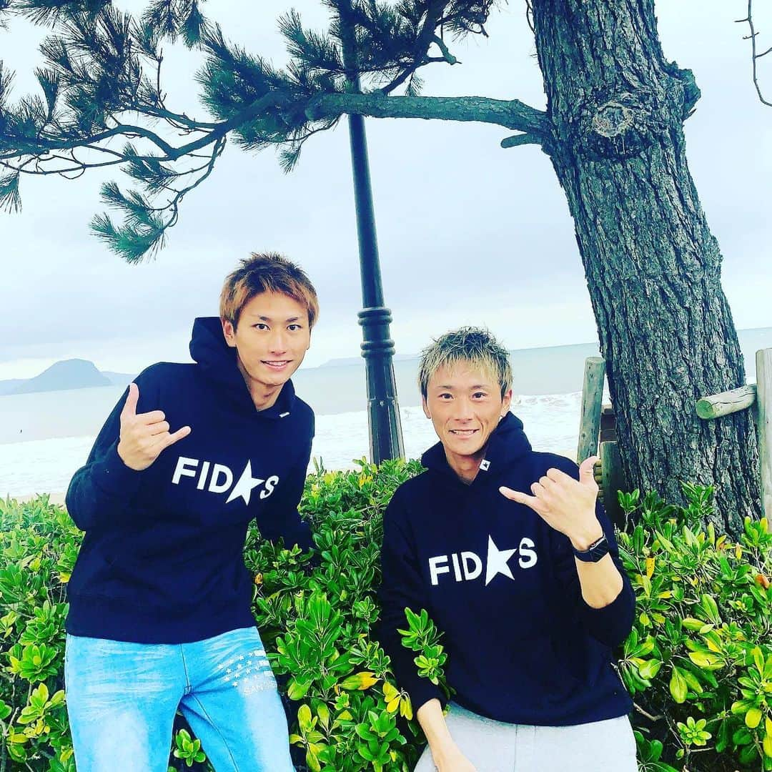 峰竜太さんのインスタグラム写真 - (峰竜太Instagram)「サーフィンの怪我からちょうど1年、 鈴谷一平こんなにサーフィン上達しました🤩 あんな大怪我して、死ぬ目にあって、もうサーフィンやってくれないだろうなーと思ってたら、今はこれしか無いってくらいサーフィンに没頭しまくってる😙 サーフィン環境には恵まれてないけど、時間ある限り海に行きまくる姿勢、 好きと楽しいが上達への最大のエネルギーになってるな〜 後輩から学ばせてもらいました！ 支部は違えど、もはや俺の弟子‼️笑 こういう向上心と成功体験が仕事にも必ず活きてくる！ お互いサーフィンもボートレースも一流目指して頑張りましょい‼️ #鈴谷一平 #サーフィンでの大怪我から1年 #上達しました #いつもサーフィン誘ってくれて #arigato #また海行こう #いつかは記念レースで #一緒に走ってみたいな #その時は全力でやっつけます🤣 #それが俺の愛情 #笑笑笑 #天気がいいと #不安な日常を #忘れられるね #たまには外の空気を #思いっきり吸ってみよう #なんも味しないけどうまいよ #楽しい事はたくさんある #それを見つけることもまた #いとをかし #意味あってるかな？笑」4月10日 9時12分 - ryuta.4320