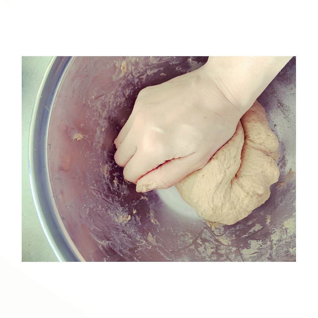 吉田羊さんのインスタグラム写真 - (吉田羊Instagram)「朝起きて  ぬぁっっっっっ  となったので、  発散じゃ  という訳で  ちぎりパンつくる  I'm making bread for a change! Let me know your favorite ingredients.  #凪のお暇 #ただいま発酵中 #具材大募集 #おうちごはん #stayhomeclub」4月10日 9時12分 - yoshidayoh_official