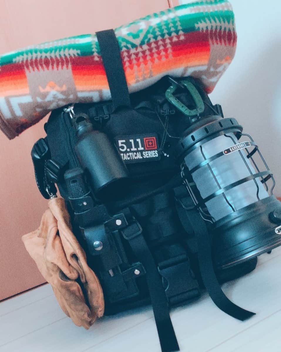 長田成哉のインスタグラム：「‪終息した暁に、存分にキャンプを楽しめるように想像しながらギアを準備して楽しむ。笑‬ #camp #outdoor #barebones  #morakniv  #511tactical  #pendleton」