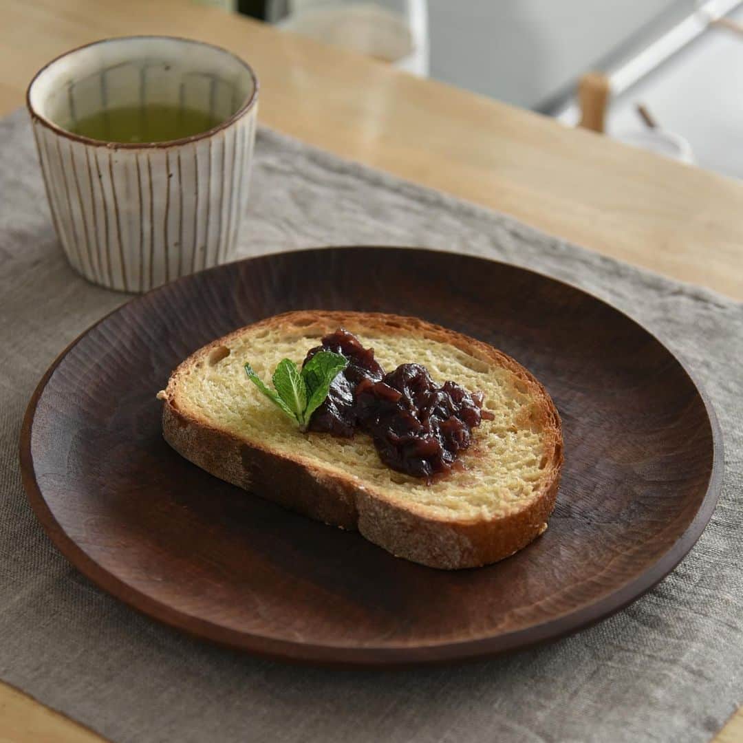 めがねとかもめと北欧暮らしさんのインスタグラム写真 - (めがねとかもめと北欧暮らしInstagram)「あん塩バタートースト😋 ・ ズボラすぎなビジュアルですが、一口食べたらバターがじゅわ〜！の最高トーストなんです✨ ・ 塩パンが大好きで、焼き立ての美味しさを食パンで再現できないものか？ ・ 簡単にできちゃった！！ ・ 粒あんの甘さと、バターと塩のしょっぱさが絶妙☺️ ・ レシピはブログでご紹介しています。 @mi1341 ←プロフィールのURLからブログへ飛べます。 ・ 是非チェックしてみて下さいね！ ・ #めがねとかもめと北欧暮らし#朝ごはん#朝のせごはん#朝食#塩バタートースト#簡単レシピ#簡単ごはん#簡単アレンジ#ズボラ#ズボラ飯#あんバター#あんバタートースト#和風トースト#cooking#cookingram ・」4月10日 9時27分 - mi1341