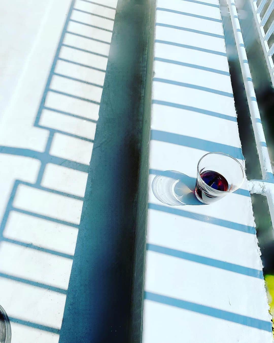 土岐麻子さんのインスタグラム写真 - (土岐麻子Instagram)「今日のストライプ ビタミン生成すべく、午前中のベランダ浴3日目。ラジオ聴きながら、20〜30分。日課にしたい。 今日のラジオは#BlueOcean 📻」4月10日 9時34分 - tokiasako