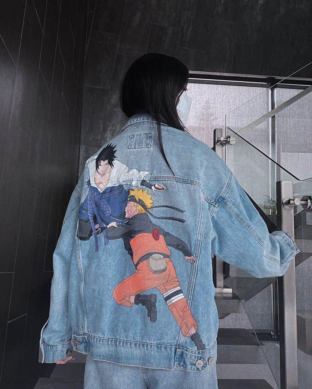 Emily Meiさんのインスタグラム写真 - (Emily MeiInstagram)「Here’s another quarantine OOTD because this jacket is too cute to not post :’) scroll for custom painted Naruto & Sasuke ~ // 👕: @jeffreyflops」4月10日 9時43分 - emily.ghoul