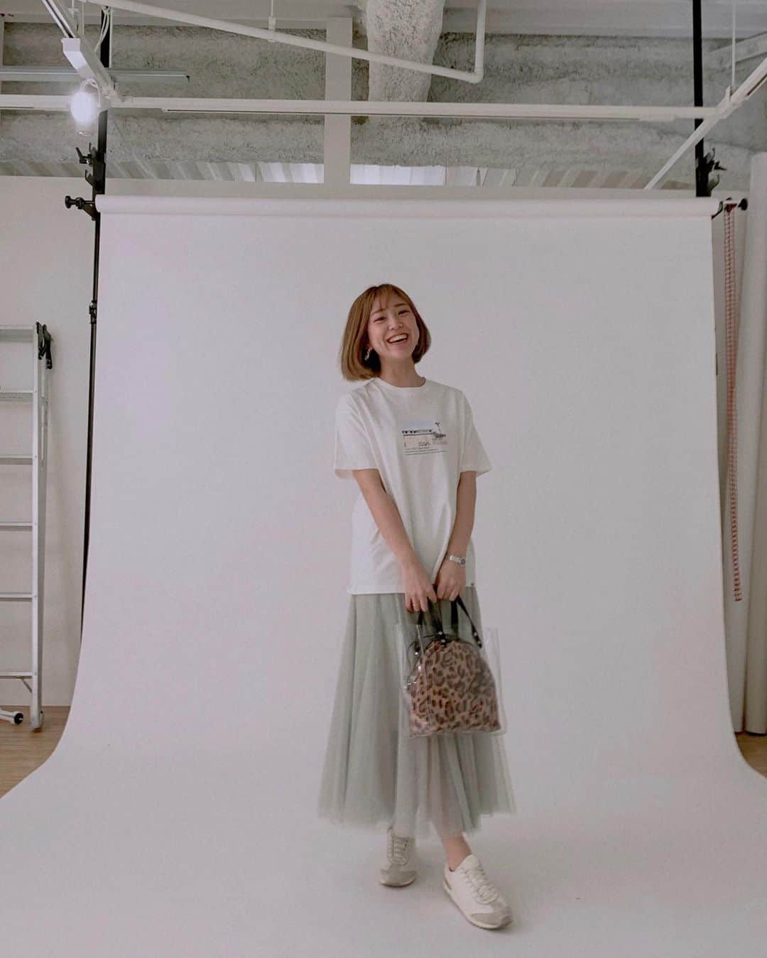 本橋優華のインスタグラム：「会いたい人達にも会えず寂しいけれど。 お家時間を楽しめる企画を考えます。素敵な会社だ。  #ootd#graphicdesign#tshirt#shoes#tulleskirt#onitsukatiger#colony2139#tokyo#japan」