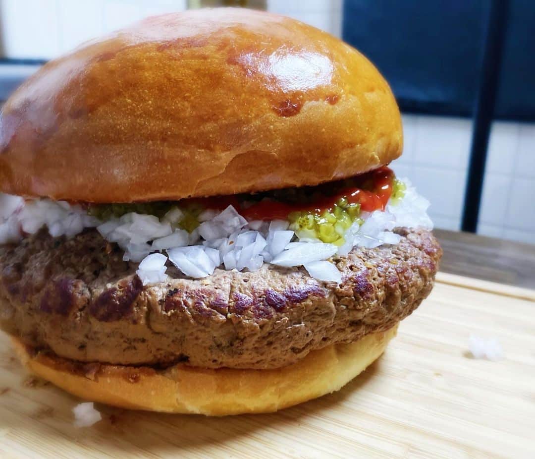 ロシアン佐藤さんのインスタグラム写真 - (ロシアン佐藤Instagram)「今日はハンバーガーの動画撮りました。 ぱんこねました。 いい色 #おなかがすいたらモンスター #ハンバーガー #デカバーガー #hamburger #homemade」4月10日 0時49分 - i_am_hito.chin
