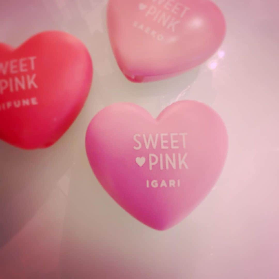 大澤有紗さんのインスタグラム写真 - (大澤有紗Instagram)「pink pink pink💘 めいくであそぶ💄 雑誌の付録についてきた#イガリシノブ さん監修のパープルピンクを目と頬と唇にぽんぽんのせただけメイク🧡+グロス。 イガリさんのは絶妙に可愛い色だなと再確認😍 綿あめみたいだ🍭 #女子力 #あげてかないと #見失う  #ひとつでメイク　#メイク #イガリカラー #かわいカラー #cottoncandy」4月10日 0時50分 - arisa_osawa_official