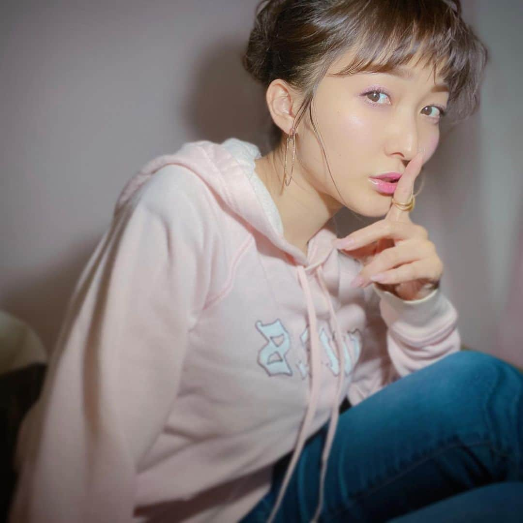 大澤有紗さんのインスタグラム写真 - (大澤有紗Instagram)「pink pink pink💘 めいくであそぶ💄 雑誌の付録についてきた#イガリシノブ さん監修のパープルピンクを目と頬と唇にぽんぽんのせただけメイク🧡+グロス。 イガリさんのは絶妙に可愛い色だなと再確認😍 綿あめみたいだ🍭 #女子力 #あげてかないと #見失う  #ひとつでメイク　#メイク #イガリカラー #かわいカラー #cottoncandy」4月10日 0時50分 - arisa_osawa_official