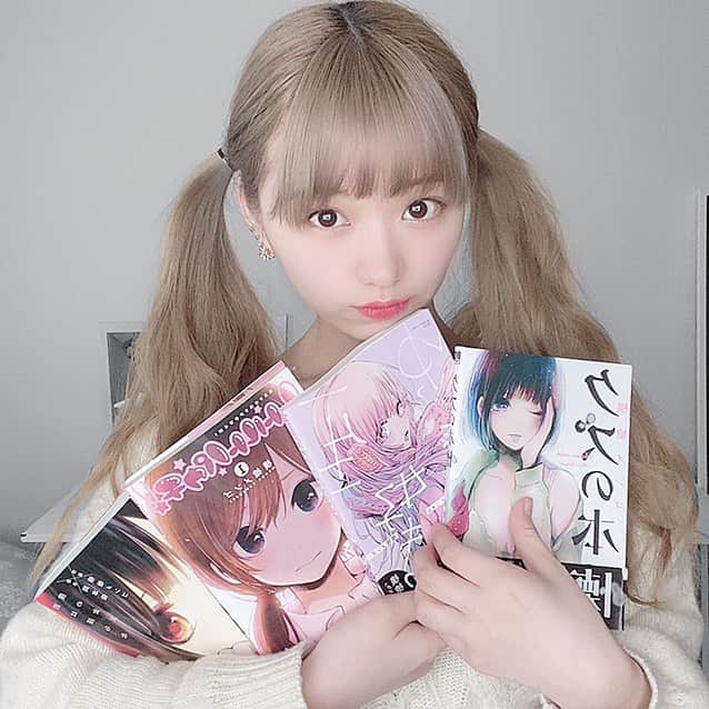 のインスタグラム：「外出も出来ないので家出楽しめる趣味💭 . . 今回は全て＂横槍メンゴ＂先生の作品 (持っていないのもあるのですが(;_;)) . 恋愛系の漫画だとダントツでメンゴ先生の作品が大好きで、、 メンゴ先生の作品は何度も読み返して読んでます…… . . 中でもやっぱり『クズの本懐』が本当に大好きです…… . . 純粋な少女漫画系のキュンキュンよりかは、 リアル感というかキュンキュンだけじゃない . 人のドロドロした感情が結構描かれてるのが多くて、 後はとにかくどの作品でも女の子が可愛い……えっちぃ…… . . 私は特に二枚目の写真の表紙のモカが最推しです （去年の夏頃にメンゴ先生の記念展行った時載せた投稿で語ってます……） . 是非クズの本懐は、スピンオフ作品として発売されてる 9巻目の décor（デコール） まで読んで欲しい💭 . デコールでさらにモカ好きなる………… . 家にひきこもっている今こそ是非☺️ . . . . #漫画 #漫画が好き #漫画紹介  #コミック #japanesecomic  #横槍メンゴ #横槍メンゴ先生  #クズの本懐 #一生好きってゆったじゃん  #レトルトパウチ #君は淫らな僕の女王  #恋愛漫画 #漫画好きな人と繋がりたい  #金髪 #金髪ツインテール #おうち時間  #家にいるだけで世界は救える #恋愛マンガ  #マンガ #マンガ好き #趣味時間  #プラチナムプロダクション #岩城優里」