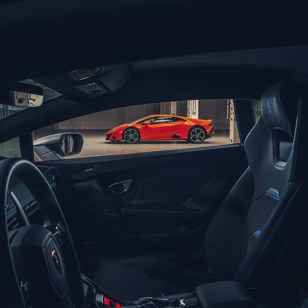 ランボルギーニさんのインスタグラム写真 - (ランボルギーニInstagram)「Real beauty does not change even when the perspective does.  High on technology and driven by emotions, the attitude of Huracán EVO is what will help us get through unprecedented times like these. It is imperative to stay safe and indoors for a bright and beautiful future.  #Lamborghini #HuracanEVO #EveryDayAmplified #IoRestoAcasa #StayHome #KeepItParked」4月10日 1時00分 - lamborghini