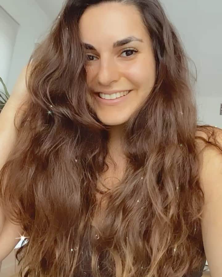 ルイス・コールのインスタグラム：「Why does my hair look better now than it has in my whole life and I have nowhere to go 😂 Haha for real though, let’s have a check in - how are you doing? I’m finally falling into a flow and feeling much better. The first couple of weeks were really tough and all I could do was paint and watch New Girl. Now I’m feeling inspired to film vlogs, to workout and to finally start crossing things off my to-do list. I still have days where I wake up and I know I need to be gentle with myself and I’m doing my best to listen to my body to see what it needs. This is a great time to tune in to your body and learn it’s signs and give it what it’s asking for. Sending you all so much love! 💕」