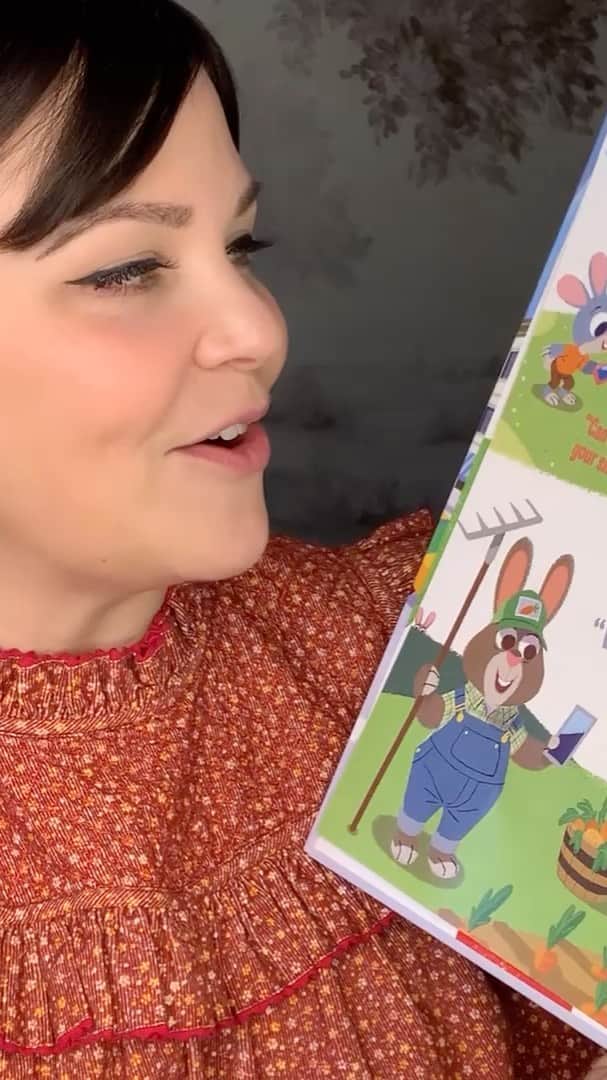 ジョシュア・ダラスのインスタグラム：「Gather ‘round for a #Zootopia tale! #DisneyMagicMoments @disney #GinniferGoodwin 😍🐰📚」