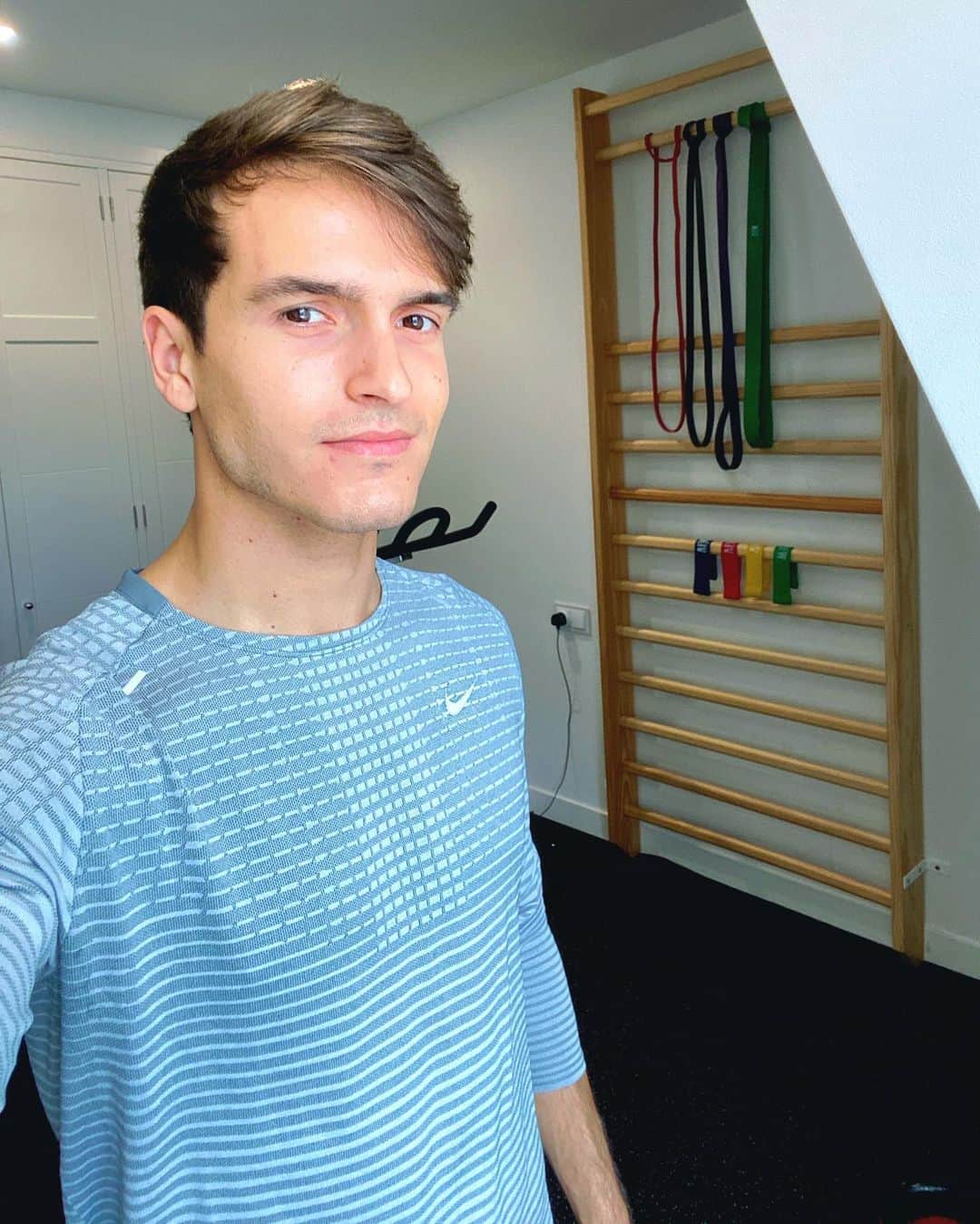 デニス・スアレス・フェルナンデスのインスタグラム：「Training at home💪 #PlayForTheWorld」