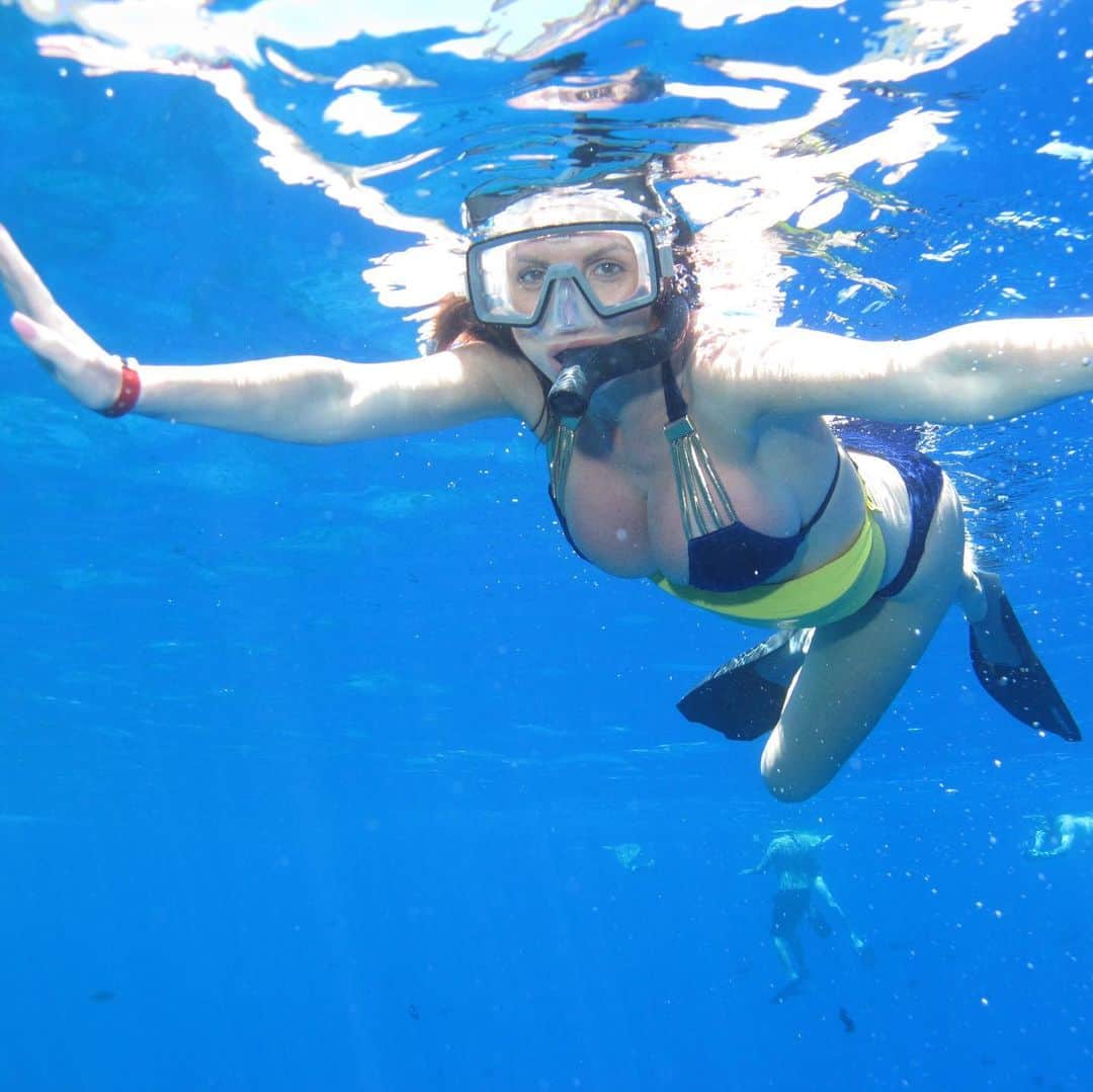 ニッキー・ベンツさんのインスタグラム写真 - (ニッキー・ベンツInstagram)「Snorkeling in Hawaii back when we were allowed to travel and enjoy the ocean #hawaii #snorkeling 🐠」4月10日 1時47分 - nikkibenz