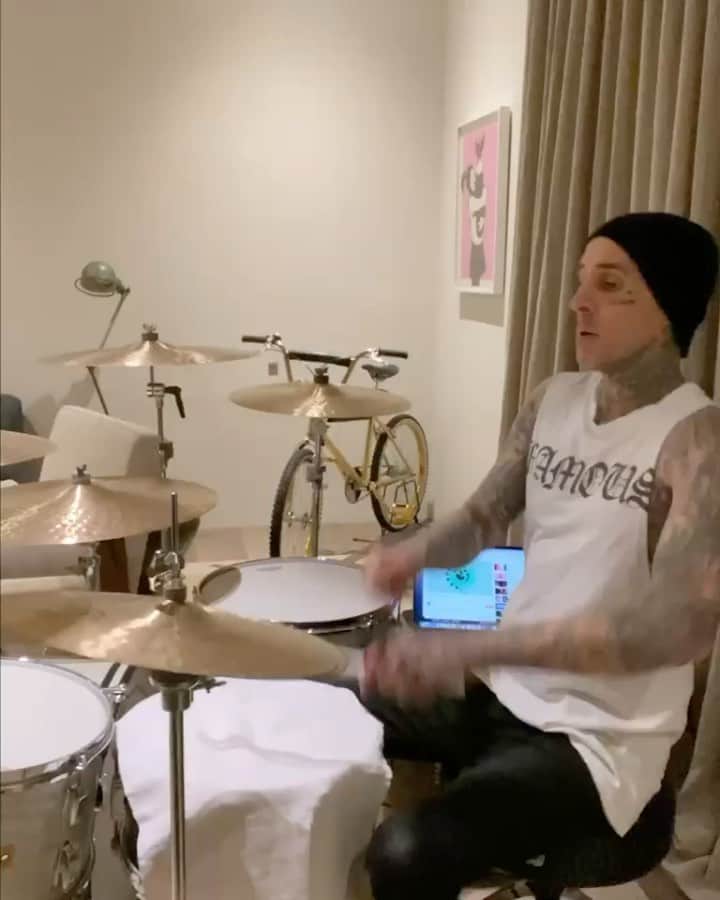 blink-182のインスタグラム：「Thank you to every one who helped make this video. Stay home. Stay safe.  Link in bio. #happydays」