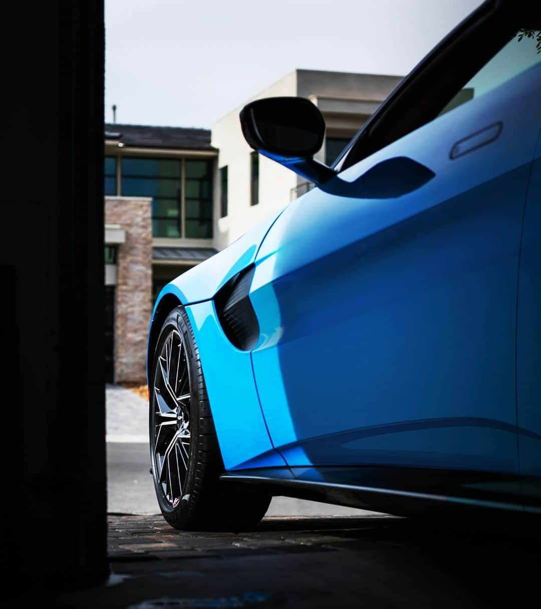 アストンマーチンさんのインスタグラム写真 - (アストンマーチンInstagram)「Stay safe and remember to keep it parked.  #astonmartIN #KeepItParked #MakeItBlue 📸: @astonmartinlasvegas」4月10日 2時00分 - astonmartin