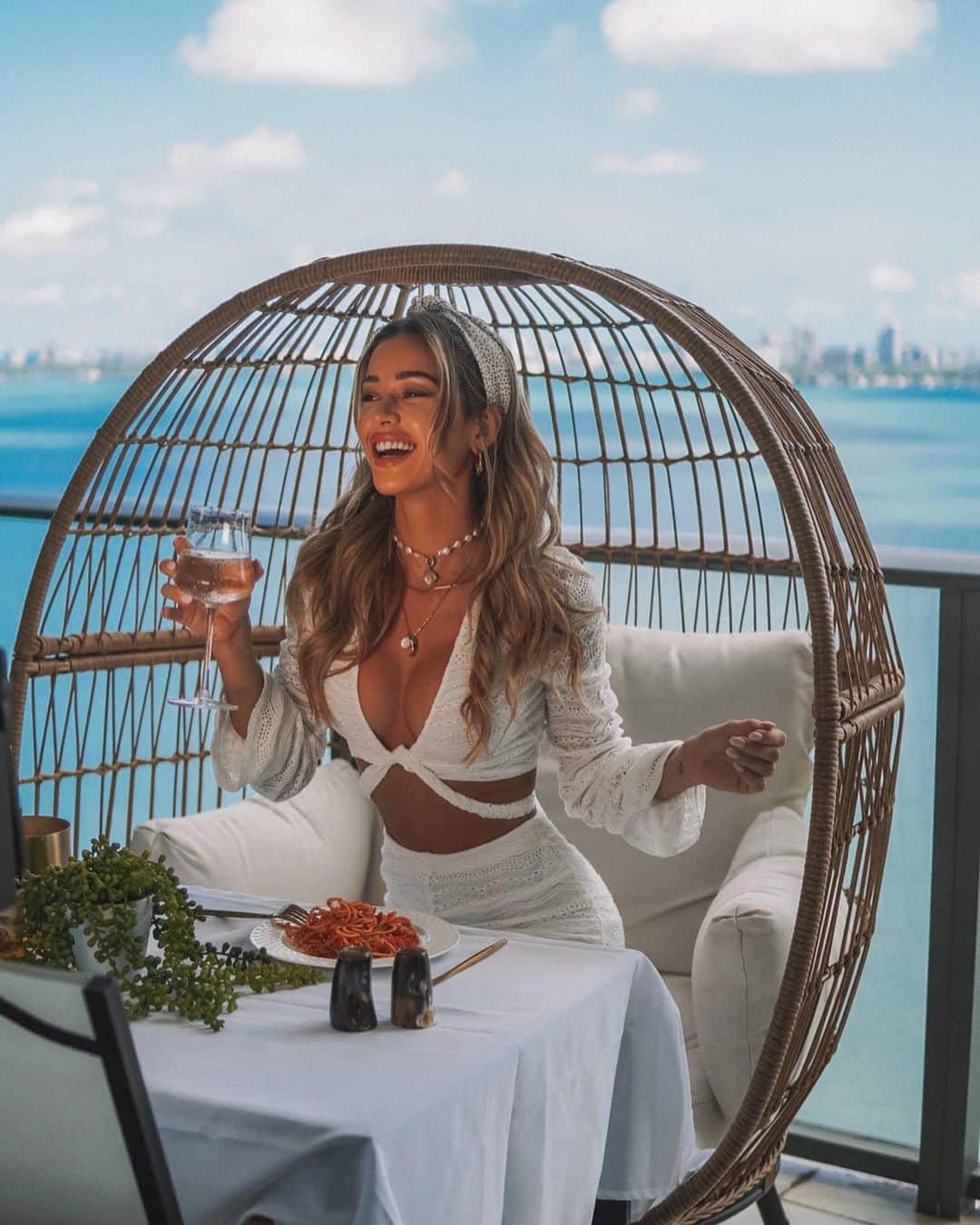Cindy Pradoさんのインスタグラム写真 - (Cindy PradoInstagram)「@fashionnova fashionnovapartner | I recreated a “cliff side” European restaurant on my balcony and enjoyed every second! (Except I had to clean everything myself 😂) It’s crazy how I barely used my balcony before and it took a quarantine to see how much potential it has! How are you guys getting creative with your space? Not everyone lives by the ocean but if you have a garden or outdoor area you can add lights/plants and create a romantic garden vibe for a dinner. Share your creations with me!!! Love you all 🥰」4月10日 2時07分 - cindyprado