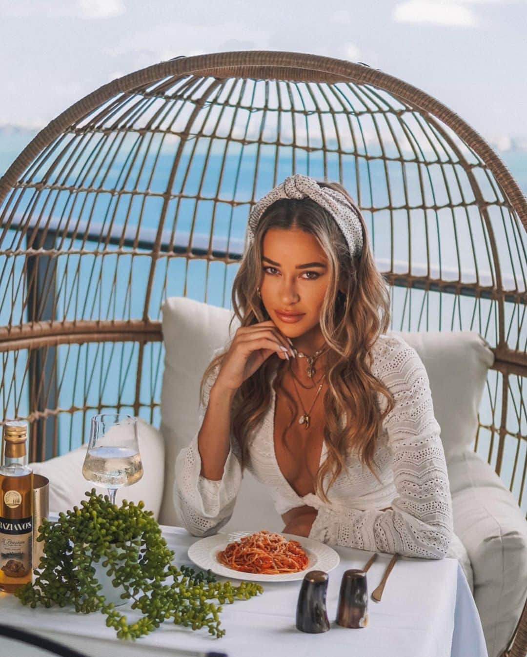 Cindy Pradoさんのインスタグラム写真 - (Cindy PradoInstagram)「@fashionnova fashionnovapartner | I recreated a “cliff side” European restaurant on my balcony and enjoyed every second! (Except I had to clean everything myself 😂) It’s crazy how I barely used my balcony before and it took a quarantine to see how much potential it has! How are you guys getting creative with your space? Not everyone lives by the ocean but if you have a garden or outdoor area you can add lights/plants and create a romantic garden vibe for a dinner. Share your creations with me!!! Love you all 🥰」4月10日 2時07分 - cindyprado