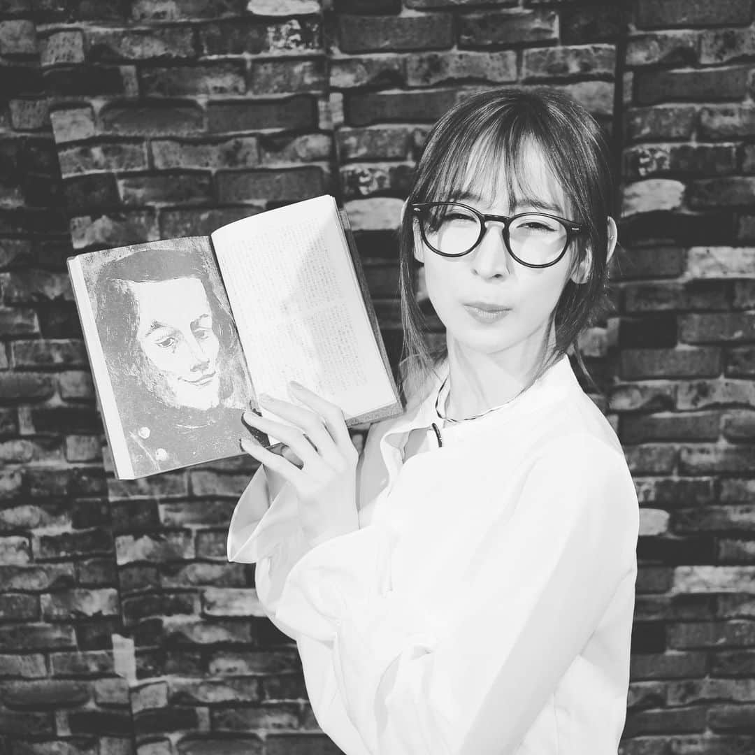 のインスタグラム：「♡ #迷探 の麗奈🔍 本の絵の真似してます笑  #井坂仁美 #hitomiisaka #仮面ライダーGIRLS #kamenridergirls #KRGS #kamenrider #仮面ライダー」