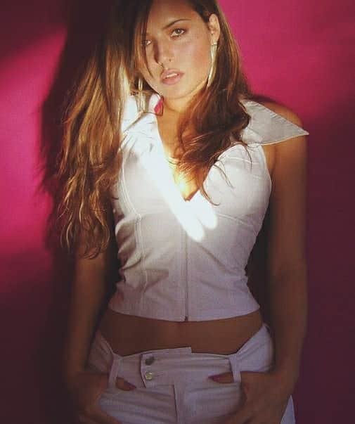 Anna Vargasさんのインスタグラム写真 - (Anna VargasInstagram)「10 YEARS AGO... A @fernanda_barao me desafiou a postar uma foto de 10 anos atrás. Aproveitando o dia de #TBT , resolvi já fazer uma sequência com algumas das minhas favoritas, mais ou menos dessa época. Tinha 21, 22 anos, por aí.😊 Muitas lembranças boas, outras nem tanto... Muito aprendizado de lá pra cá. Sim, já fui loira, inclusive platinada, outra hora eu mostro umas fotos pra vocês. Acho que minha aparência mudou bastante desde então... Me acho mais bonita hoje em dia. Talvez por conhecer melhor meus pontos fortes e fracos. Sou muito mais segura de mim e do que eu definitivamente não quero na minha vida. O que quero? Bem... Isso está sempre sujeito a reavaliação.😁 Agora você! Conta aí um pouco de quem você era há 10 anos.😏」4月10日 2時53分 - myst.shots
