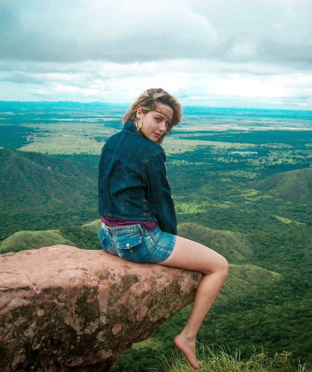 Anna Vargasさんのインスタグラム写真 - (Anna VargasInstagram)「10 YEARS AGO... A @fernanda_barao me desafiou a postar uma foto de 10 anos atrás. Aproveitando o dia de #TBT , resolvi já fazer uma sequência com algumas das minhas favoritas, mais ou menos dessa época. Tinha 21, 22 anos, por aí.😊 Muitas lembranças boas, outras nem tanto... Muito aprendizado de lá pra cá. Sim, já fui loira, inclusive platinada, outra hora eu mostro umas fotos pra vocês. Acho que minha aparência mudou bastante desde então... Me acho mais bonita hoje em dia. Talvez por conhecer melhor meus pontos fortes e fracos. Sou muito mais segura de mim e do que eu definitivamente não quero na minha vida. O que quero? Bem... Isso está sempre sujeito a reavaliação.😁 Agora você! Conta aí um pouco de quem você era há 10 anos.😏」4月10日 2時53分 - myst.shots