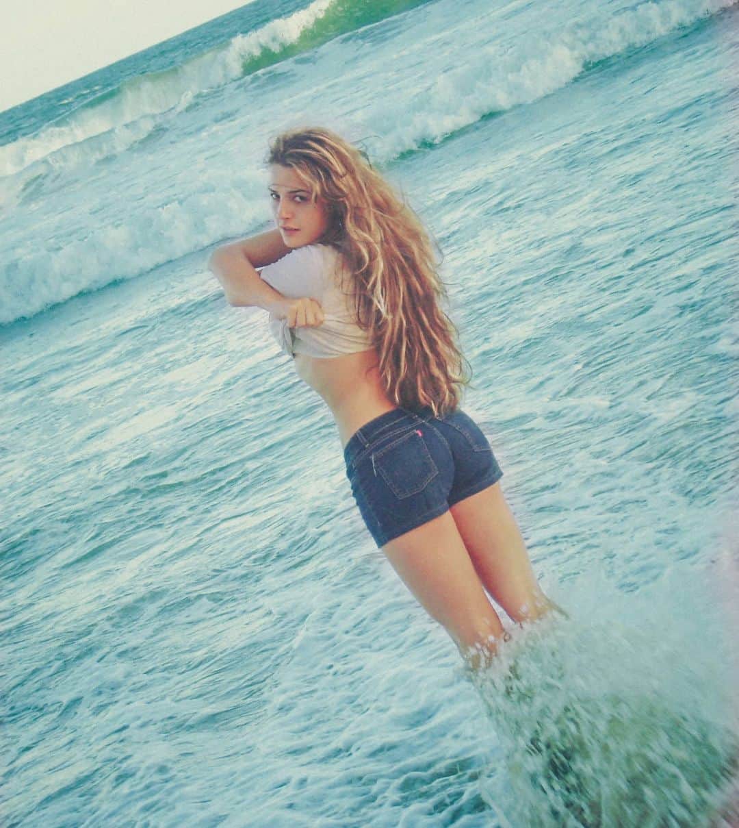 Anna Vargasさんのインスタグラム写真 - (Anna VargasInstagram)「10 YEARS AGO... A @fernanda_barao me desafiou a postar uma foto de 10 anos atrás. Aproveitando o dia de #TBT , resolvi já fazer uma sequência com algumas das minhas favoritas, mais ou menos dessa época. Tinha 21, 22 anos, por aí.😊 Muitas lembranças boas, outras nem tanto... Muito aprendizado de lá pra cá. Sim, já fui loira, inclusive platinada, outra hora eu mostro umas fotos pra vocês. Acho que minha aparência mudou bastante desde então... Me acho mais bonita hoje em dia. Talvez por conhecer melhor meus pontos fortes e fracos. Sou muito mais segura de mim e do que eu definitivamente não quero na minha vida. O que quero? Bem... Isso está sempre sujeito a reavaliação.😁 Agora você! Conta aí um pouco de quem você era há 10 anos.😏」4月10日 2時53分 - myst.shots