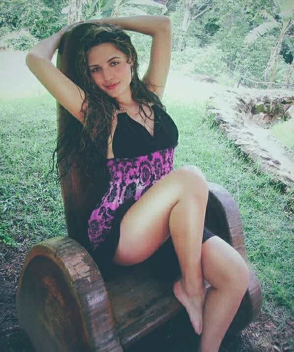 Anna Vargasさんのインスタグラム写真 - (Anna VargasInstagram)「10 YEARS AGO... A @fernanda_barao me desafiou a postar uma foto de 10 anos atrás. Aproveitando o dia de #TBT , resolvi já fazer uma sequência com algumas das minhas favoritas, mais ou menos dessa época. Tinha 21, 22 anos, por aí.😊 Muitas lembranças boas, outras nem tanto... Muito aprendizado de lá pra cá. Sim, já fui loira, inclusive platinada, outra hora eu mostro umas fotos pra vocês. Acho que minha aparência mudou bastante desde então... Me acho mais bonita hoje em dia. Talvez por conhecer melhor meus pontos fortes e fracos. Sou muito mais segura de mim e do que eu definitivamente não quero na minha vida. O que quero? Bem... Isso está sempre sujeito a reavaliação.😁 Agora você! Conta aí um pouco de quem você era há 10 anos.😏」4月10日 2時53分 - myst.shots