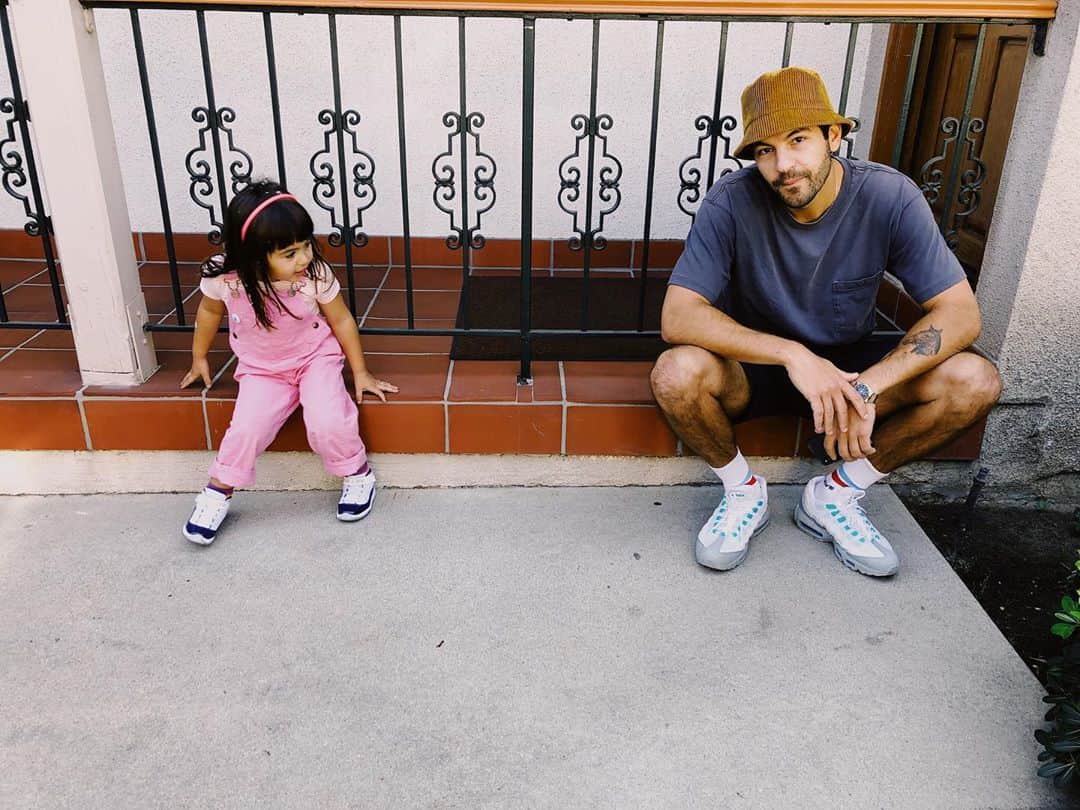 のインスタグラム：「Happy birthday to my best friend. Thanks for being my brother. I love you! ❤️🌈🧡」