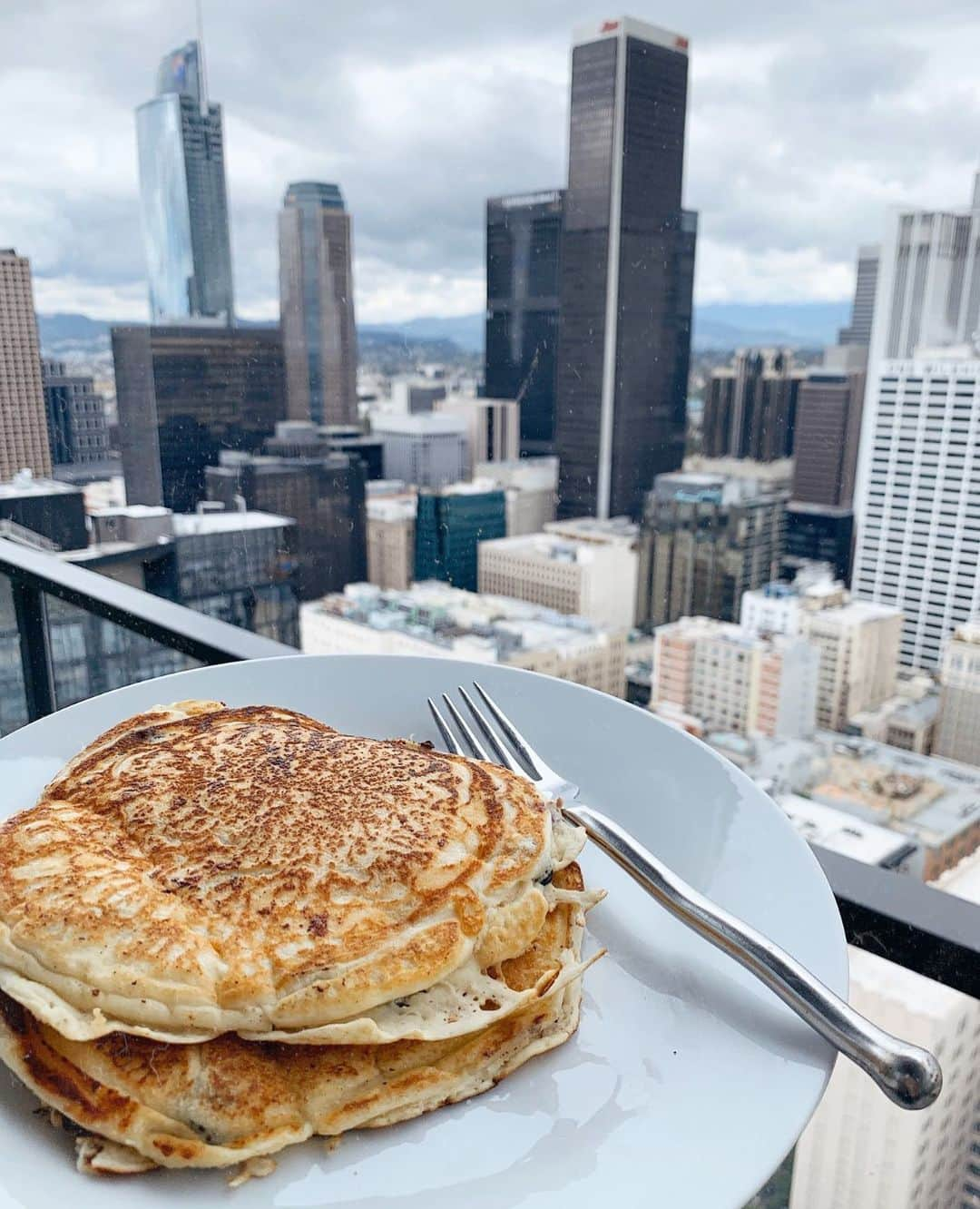 メリル・デイヴィスさんのインスタグラム写真 - (メリル・デイヴィスInstagram)「How are you all holding up? It has been appropriately gloomy here in LA. As opposed to the usual clear blue skies, the damp grayness feels apt. Happy to share, though that I finally finished my @uofmichigan degree yesterday after quite a long time of chipping away!👩🏻‍🎓 While it feels a little strange to be working, planning, making progress and doing “normal things” amid all of this, it also feels nice to smile and celebrate life. Hope each of you is able to find a moment of joy today! Stay well ♥️ Xo」4月10日 3時32分 - meryledavis