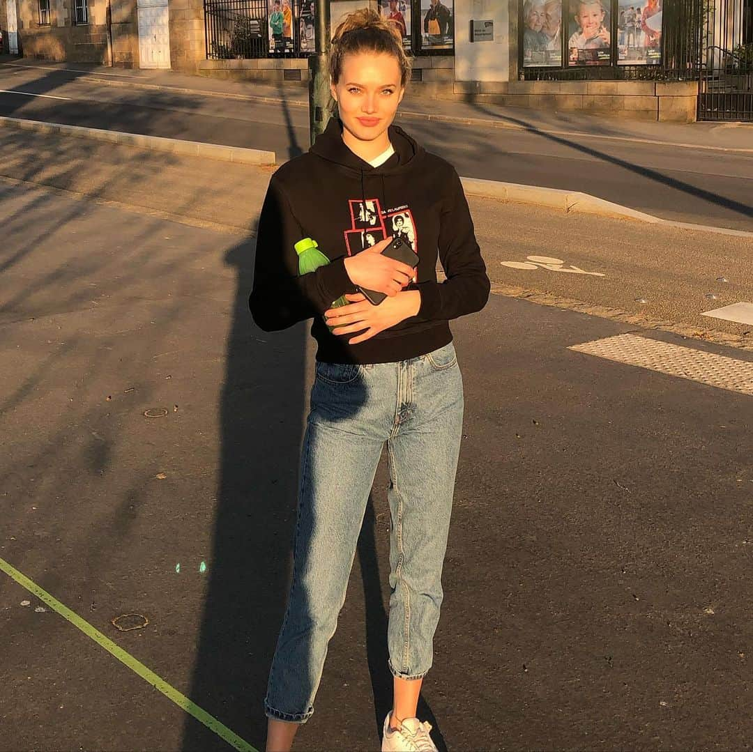 レネ・クルヒンのインスタグラム：「Felt good to walk outside together after a long time... Also i think i should be a photographer...」