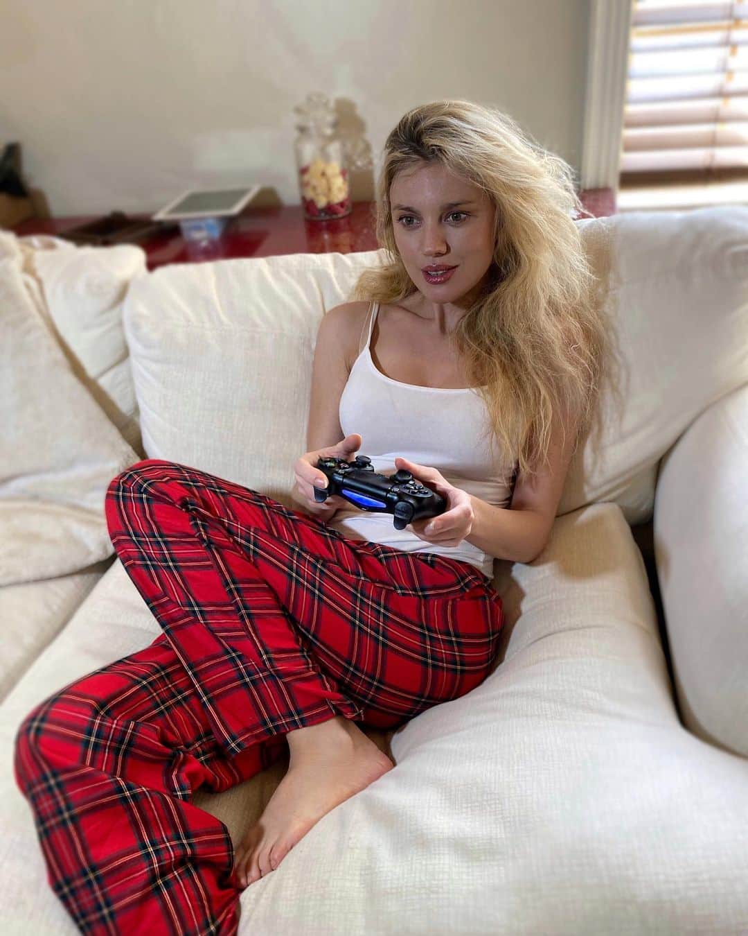 バール・パリーのインスタグラム：「Wearing #pijamas all day, playing #PS4 #VideoGames & letting my hair get to whatever the heck is happening in this pic. = Successful #Adulting ! 🎮😅😷 What do you do to pass time during #QuarantineLife ? (Embarrassing things are most welcome, so I don’t feel alone in my complete #uselessness 😬🤪)」