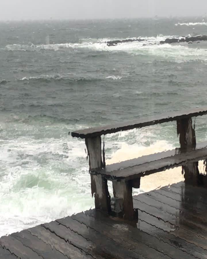 カーター・スミスのインスタグラム：「4/9/2020 🌊🌧🌊」