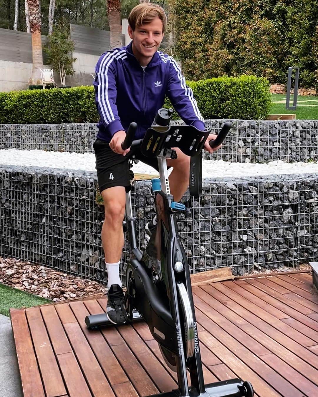 イヴァン・ラキティッチのインスタグラム：「Entrenamiento en el exterior 🚲 🏡  #undiamasundiamenos #workhard」