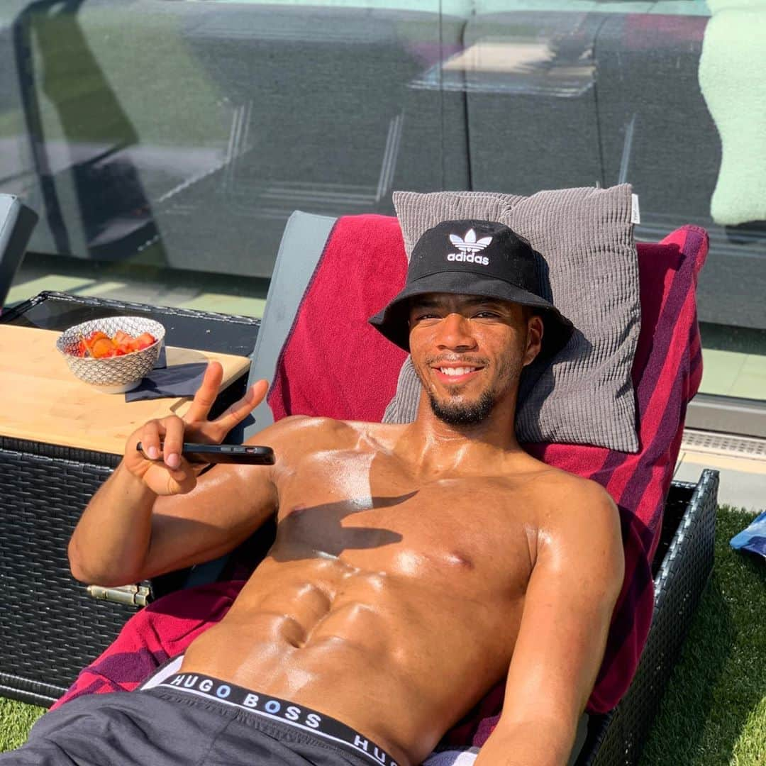 ベンジャミン・ヘンリックスさんのインスタグラム写真 - (ベンジャミン・ヘンリックスInstagram)「Monaco vibes in Leverkusen ☀️🙌🏾#stayhome #adidas #henrichs #thankful #TheLordIsGood」4月10日 4時25分 - bennyhenrichs