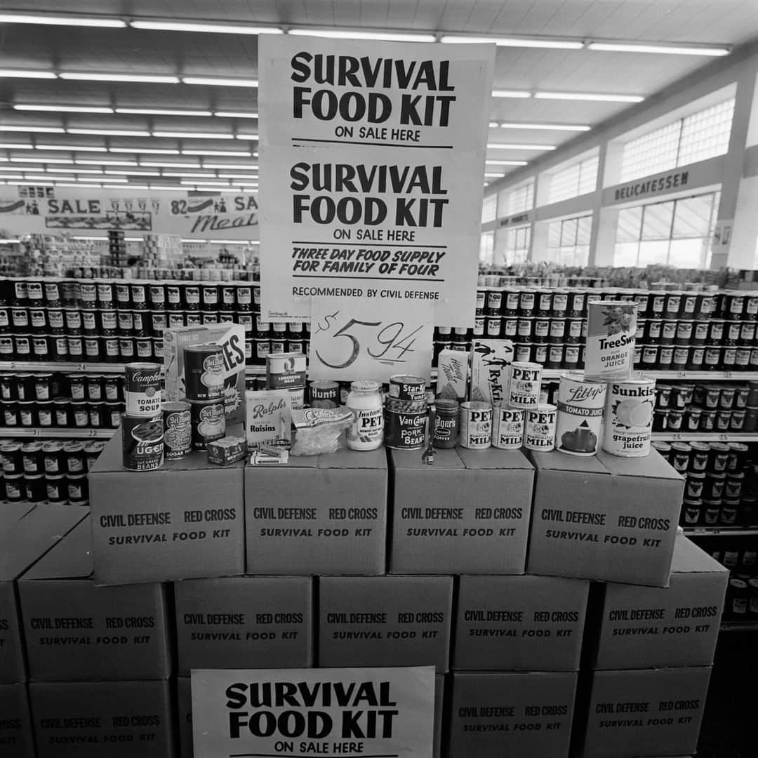 lifeさんのインスタグラム写真 - (lifeInstagram)「A grocery store selling "Survival Food Kits" for $5.94 in 1955. The kits—containing raisins, tuna, juice, powdered milk, beans, and Wheaties—could feed a family of four for three days. (📷JR Eyerman/LIFE Picture Collection) #tbt #quarantinecooking」4月10日 4時28分 - life