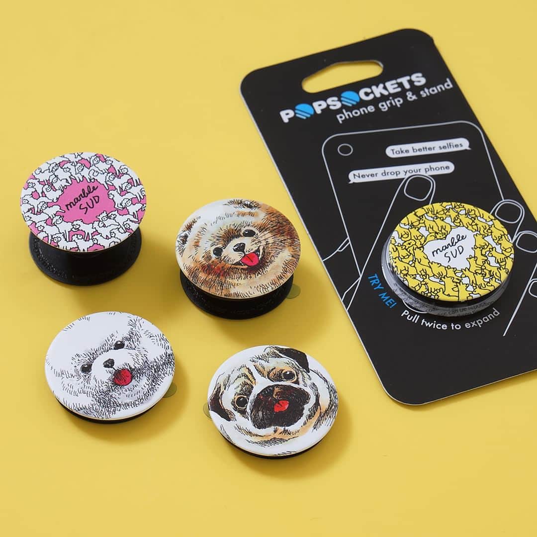 marbleSUD(マーブルシュッド) のインスタグラム：「グリップ部分がアコーディオンのように伸縮するのが特徴のスマホアクセサリー"POPSOCKETS Grip”の新作が登場！ ﻿ スマホにピタっと貼るだけで、持ちやすさはもちろん、スマホスタンドにもなる便利なアイテムです。グリップを畳むとスリムになるので、ポケットに入れても気になりません。﻿ ﻿ 背面のシールを外して粘着面をスマホに取り付けるだけなので、サイズや種類関係なくお使いいただけます。柄は全部で5種類。ギフトにもおすすめです☆」