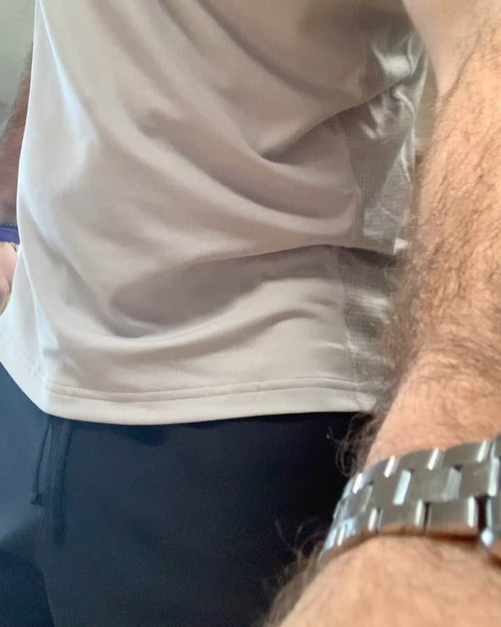 ジュゼッペ・ロッシのインスタグラム：「Dalla noia infinita, ho pensato a questa sfida per voi!!!! 10 palleggi normali, poi 10 con la suolo😅😅 vediamo se abbiamo perso il “feeling” con la palla o magari la prossima sfida devo alzare il livello 😉😉😉....DIVERTIAMOCI!!!! #SfidaPepito (usate l’hashtag)」