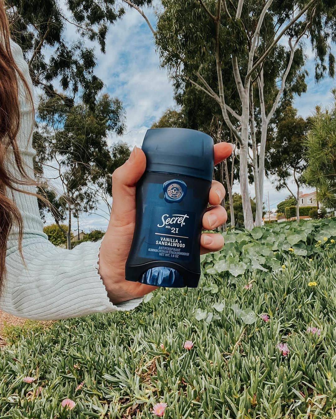 Meredith Fosterさんのインスタグラム写真 - (Meredith FosterInstagram)「Quarantine has made me appreciate every second I can spend in nature. I’ve been doing some type of physical activity every day and although nobody can smell me at the moment hygiene is still important 🛀🏻🧽 I’m using my @secretdeodorant with Essential Oils.. derived from flowers and plants themselves making me feel more in touch with nature even when I can’t be outside🧚🏼‍♀️🌸#secretdeopartner #allstrengthnosweat」4月10日 4時36分 - meredithfoster