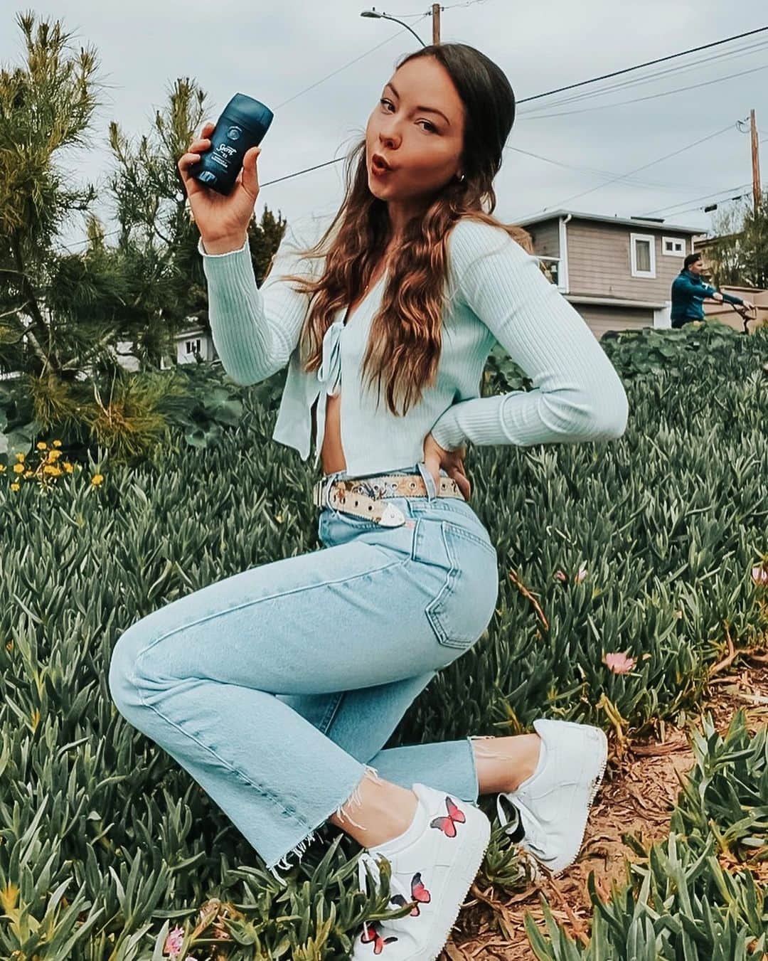 Meredith Fosterさんのインスタグラム写真 - (Meredith FosterInstagram)「Quarantine has made me appreciate every second I can spend in nature. I’ve been doing some type of physical activity every day and although nobody can smell me at the moment hygiene is still important 🛀🏻🧽 I’m using my @secretdeodorant with Essential Oils.. derived from flowers and plants themselves making me feel more in touch with nature even when I can’t be outside🧚🏼‍♀️🌸#secretdeopartner #allstrengthnosweat」4月10日 4時36分 - meredithfoster