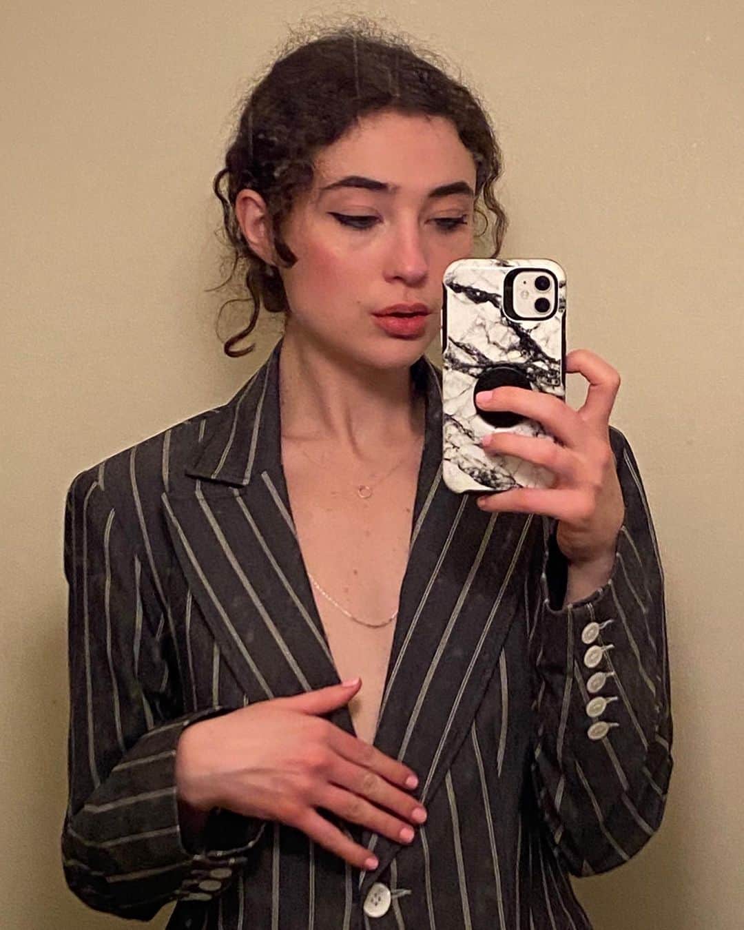 ナネットレポーのインスタグラム：「Need a Friday night plan?? Watch @violetsavage perform in the Bard College live stream of Mad Forest. Tomorrow at 7pm! #classof2020 #madforestfc #stayhome #sunshinegrads ⭐️⭐️⭐️ http://bit.ly/MadForestYT」